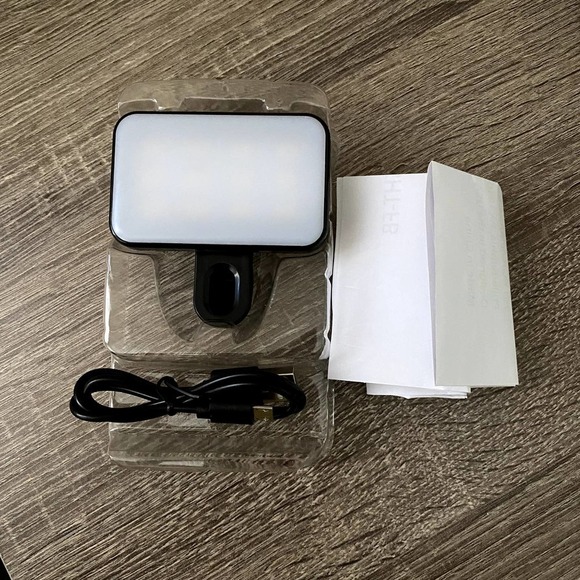 TRAXX LED Cube Clip Light for Laptop - Picture 3 of 5